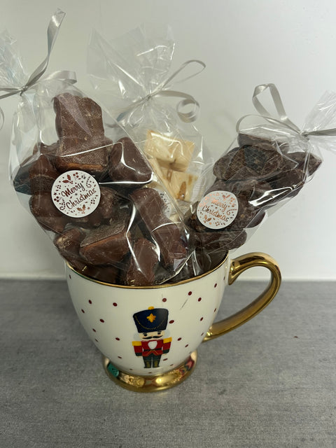 Tasse de Noël remplis sachet nougat100g  souris caramel 100g et ourson guimauve 100g